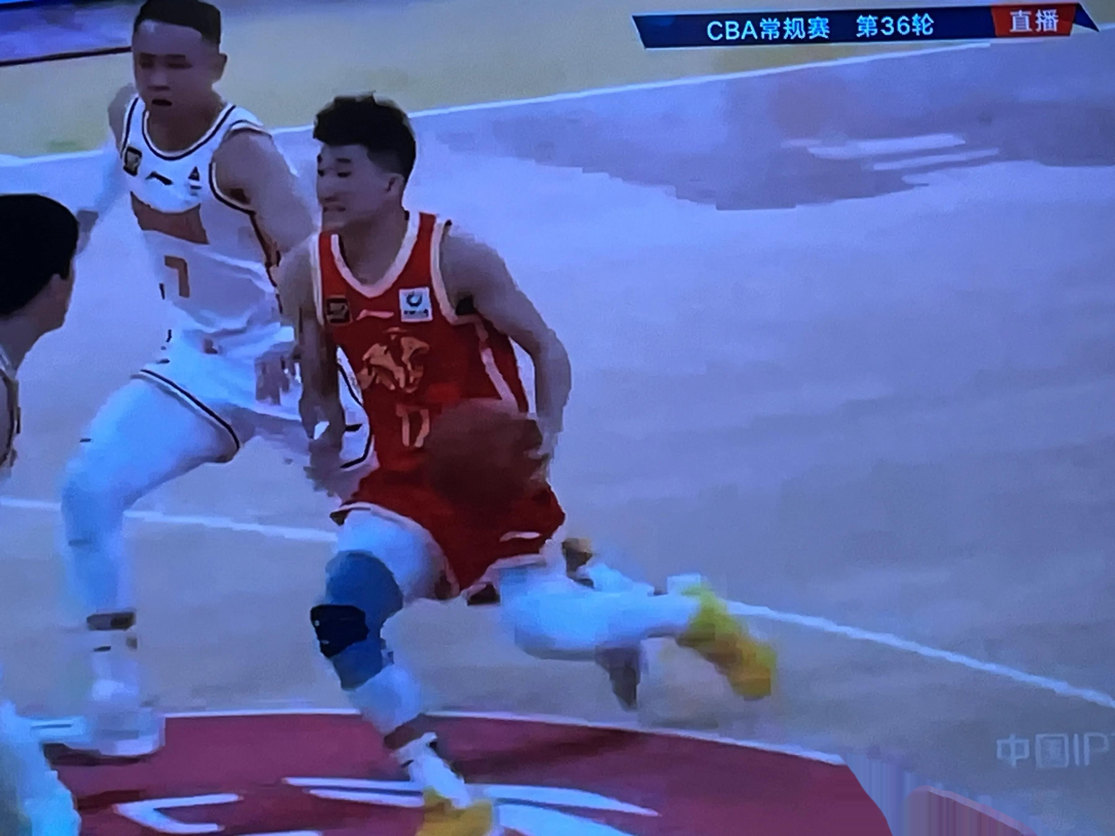 冲刺阶段成都蓉城备战CBA常规赛，单刀错失细节曝光，媒体盛赞，临场指挥获称赞的简单介绍